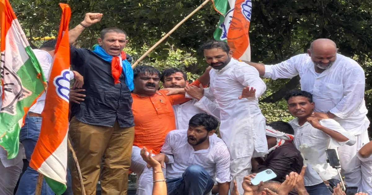 भोपाल में मुख्य चुनाव आयुक्त ज्ञानेश कुमार के खिलाफ कांग्रेस कार्यकर्ताओं का प्रदर्शन, इस्तीफे की मांग