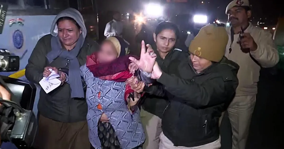 उन्नाव रेप पीड़िता से मिले राहुल गांधी, बोले— हम एक मृत समाज बनते जा रहे हैं