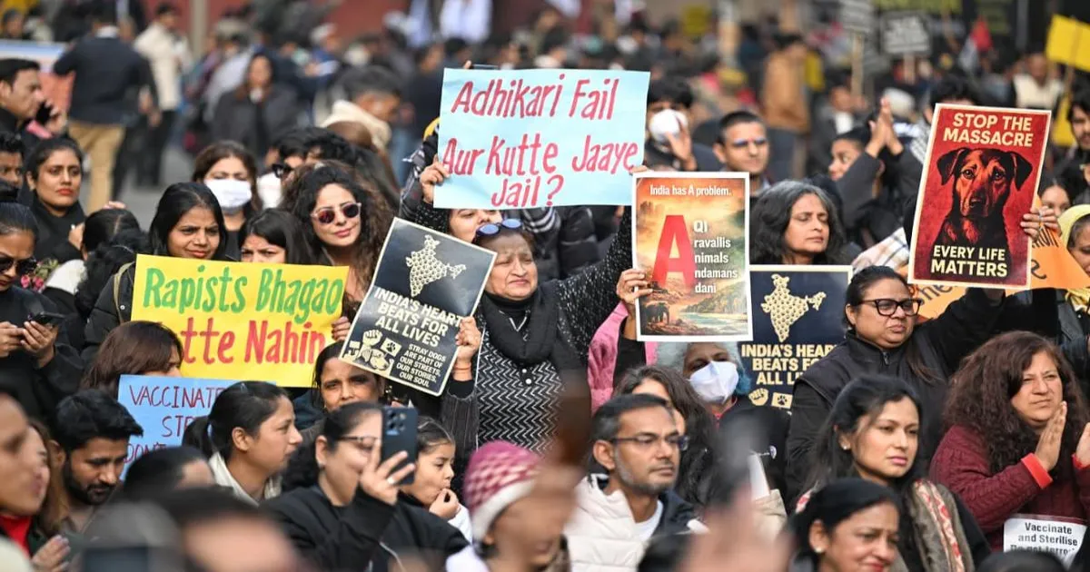 सड़क कुत्तों पर सुप्रीम कोर्ट आदेश: दिल्ली के जंतर मंतर पर प्रदर्शन, कानूनन और वैज्ञानिक नीति की मांग