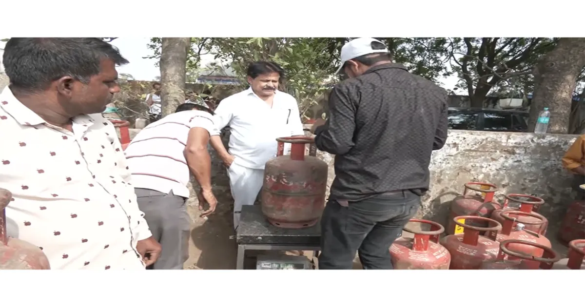 भोपाल में खाद्य विभाग की छापेमारी के दौरान पाए गए अधूरे वजन वाले LPG सिलेंडर, 2.5 किलोग्राम तक कमी