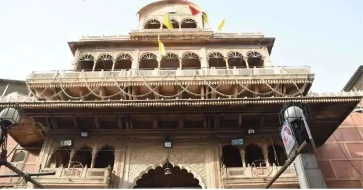 वृंदावन में बांके बिहारी मंदिर के पास इमारत की बालकनी गिरी, 8 लोग घायल
