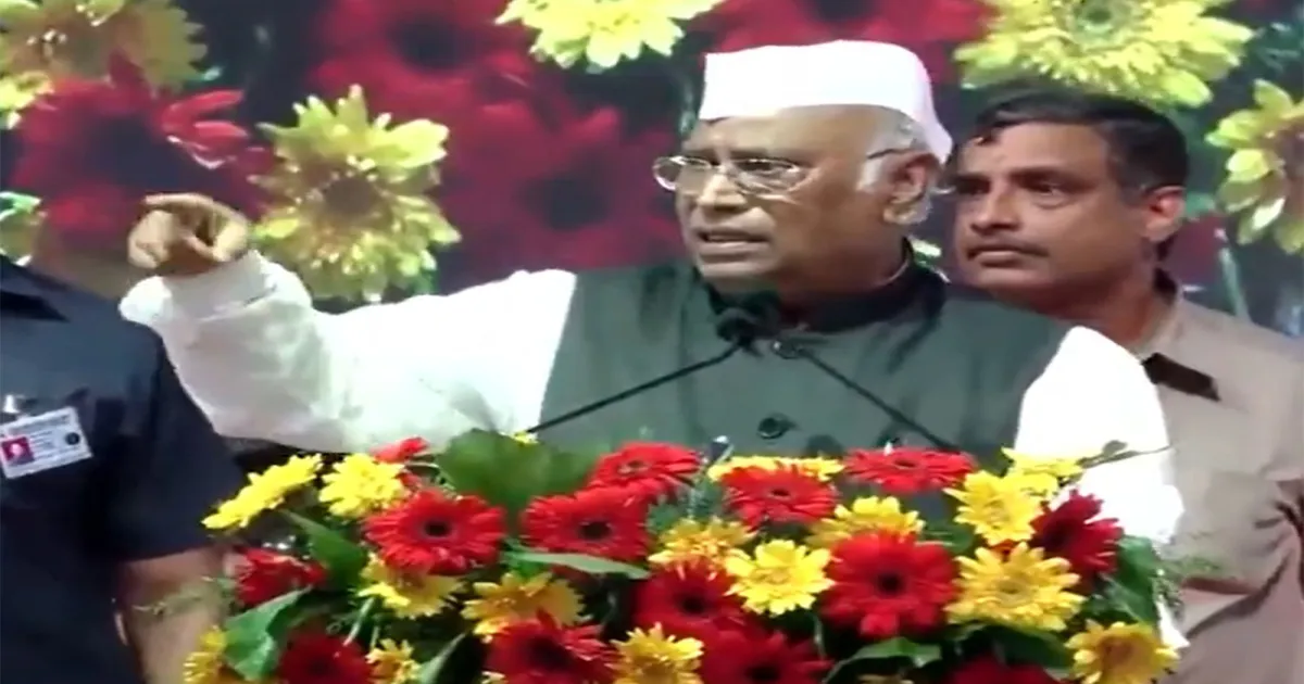 कर्नाटक कांग्रेस कार्यक्रम में खड़गे की फटकार, डी.के. शिवकुमार के समर्थन में नारेबाजी पर अनुशासनात्मक कार्रवाई की चेतावनी