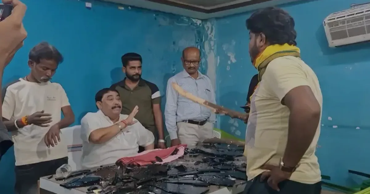 बीरभूम में तृणमूल कार्यालय में तोड़फोड़, अनुब्रत मंडल के सामने हमला और हंगामा