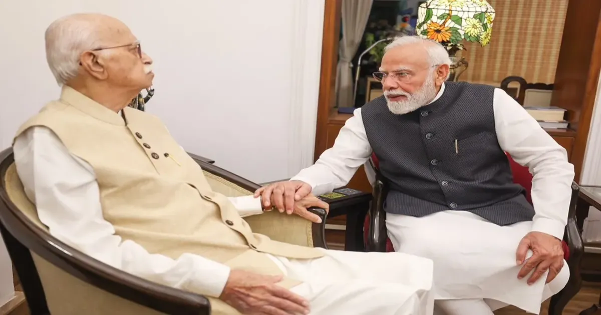 पीएम मोदी ने लालकृष्ण आडवाणी से की मुलाकात, सरकार प्रमुख के रूप में 25 साल पूरे होने पर लिया आशीर्वाद