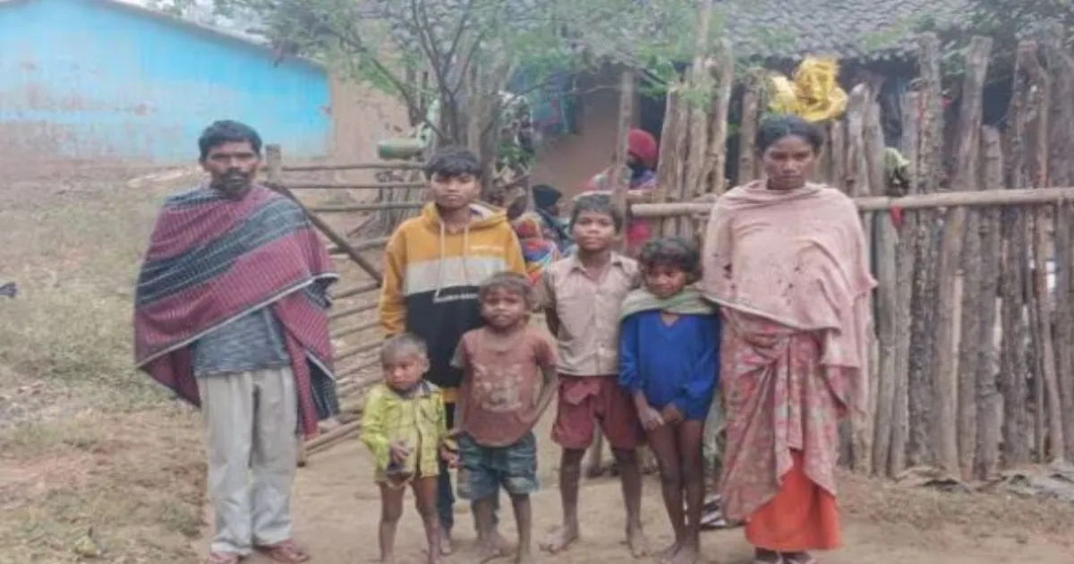 मॉर्चुरी वैन न मिलने पर आदिवासी परिवार को सब्जी के थैले में ले जाना पड़ा बच्चे का शव