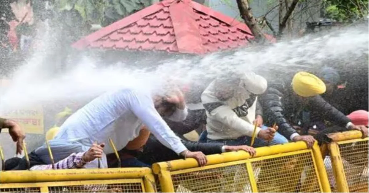 पंजाब पुलिस ने चंडीगढ़-मोहाली सीमा पर प्रदर्शनकारी शिक्षकों को पानी की बौछारों से तितर-बितर किया