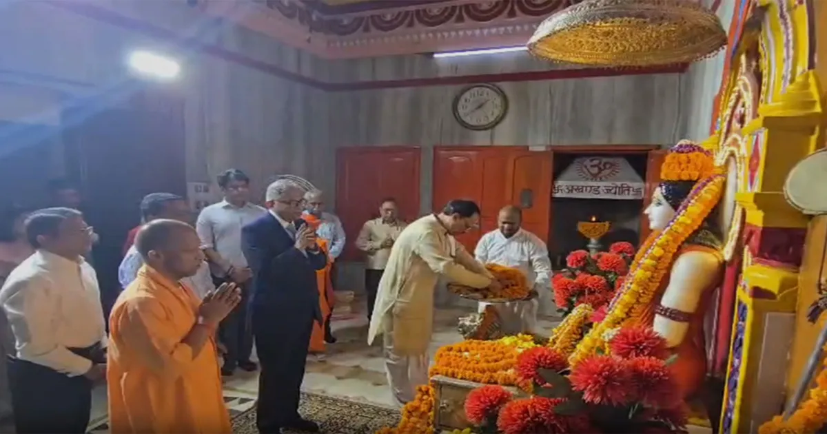 गोरखनाथ मंदिर में मुख्यमंत्री योगी आदित्यनाथ और टाटा चेयरमैन एन. चंद्रशेखरन ने की पूजा