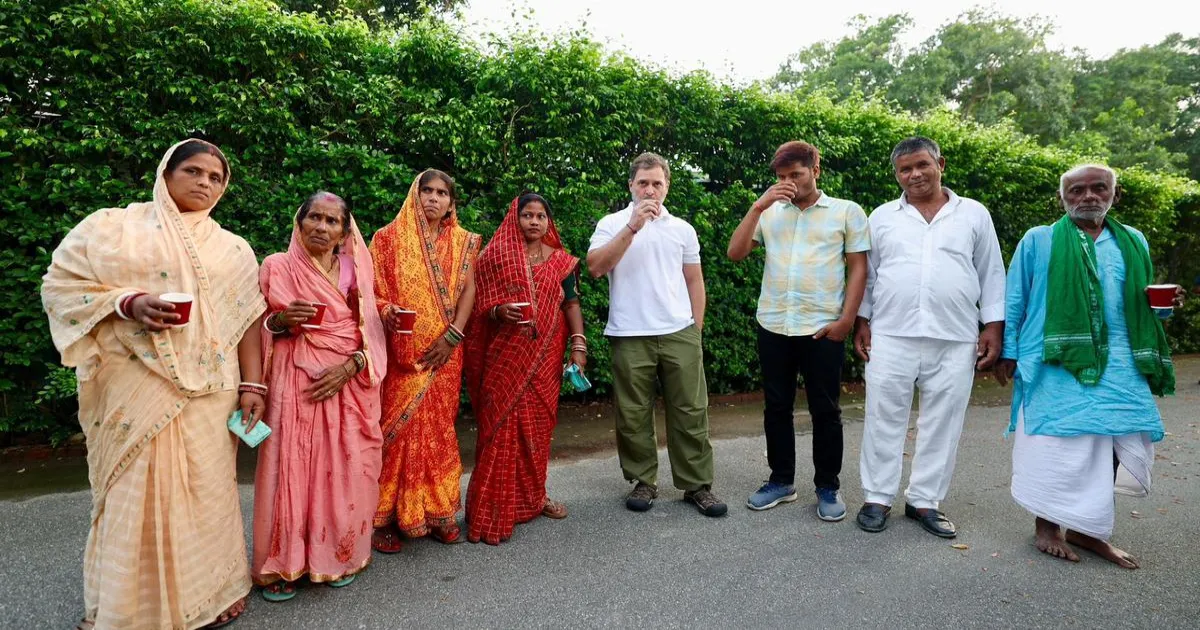 बिहार में मृत मतदाताओं के साथ चाय पीते राहुल गांधी, चुनाव आयोग को अनुभव के लिए धन्यवाद