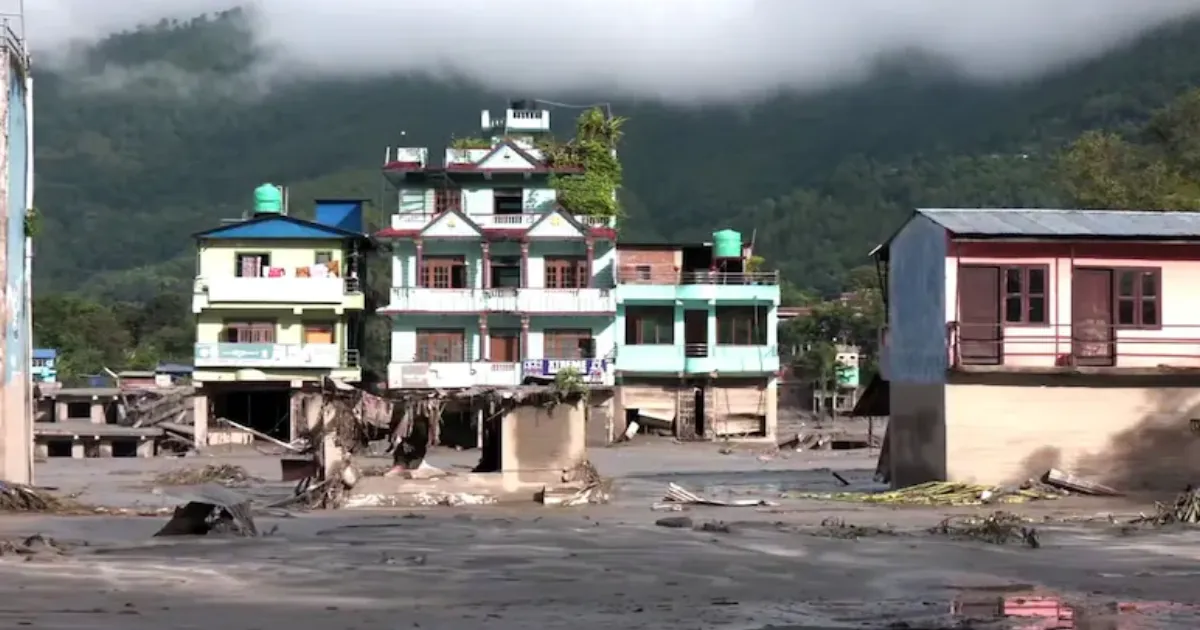 नेपाल में बाढ़ ने मचाई तबाही, वीजा खारिज होने से बची बंगाल की महिला; 32 यात्रियों का पता नहीं