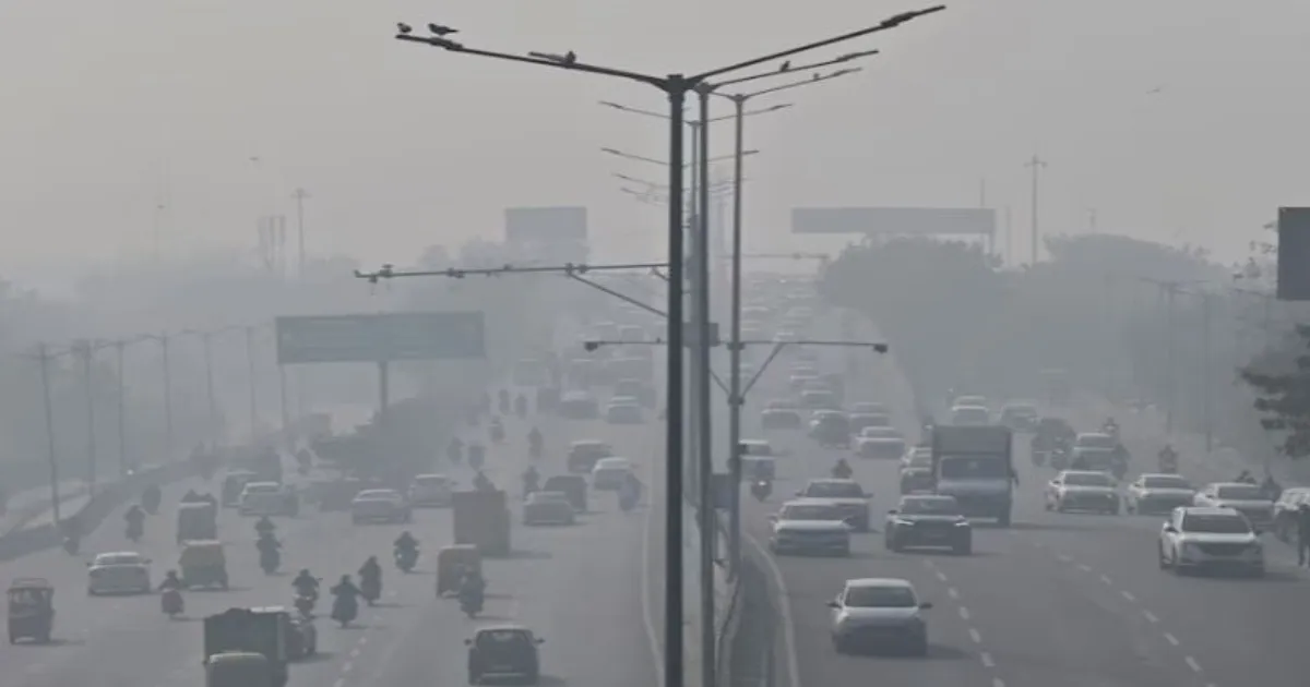 घने कोहरे और जहरीली धुंध की चपेट में दिल्ली-एनसीआर, ठंड के साथ बिगड़ी हवा की गुणवत्ता