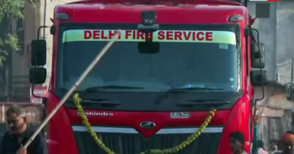 दिल्ली के चावड़ी बाजार में भीषण आग, नमकीन गली में मची अफरातफरी