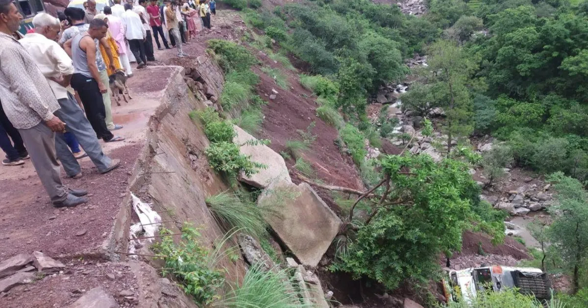 जम्मू-कश्मीर के उधमपुर में खाई में गिरी यात्री बस, 2 की मौत; 10 की हालत गंभीर