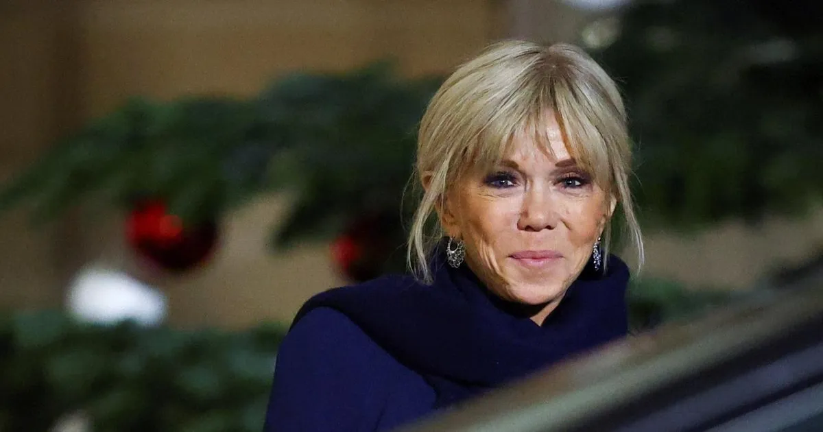 नारीवादी विरोध के बाद फ्रांस की प्रथम महिला ब्रिजिट मैक्रों ने अपशब्द के लिए मांगी माफी