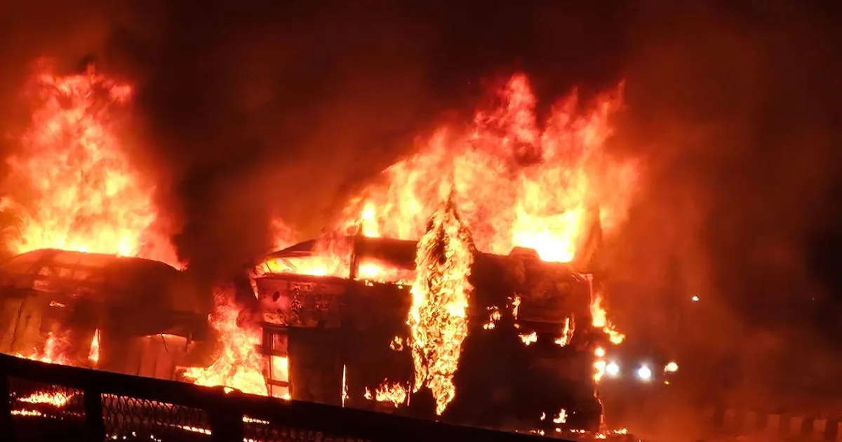 कर्नाटक बस हादसा: चित्रदुर्ग में ट्रक से टकराई स्लीपर बस, 11 लोगों की जलकर मौत