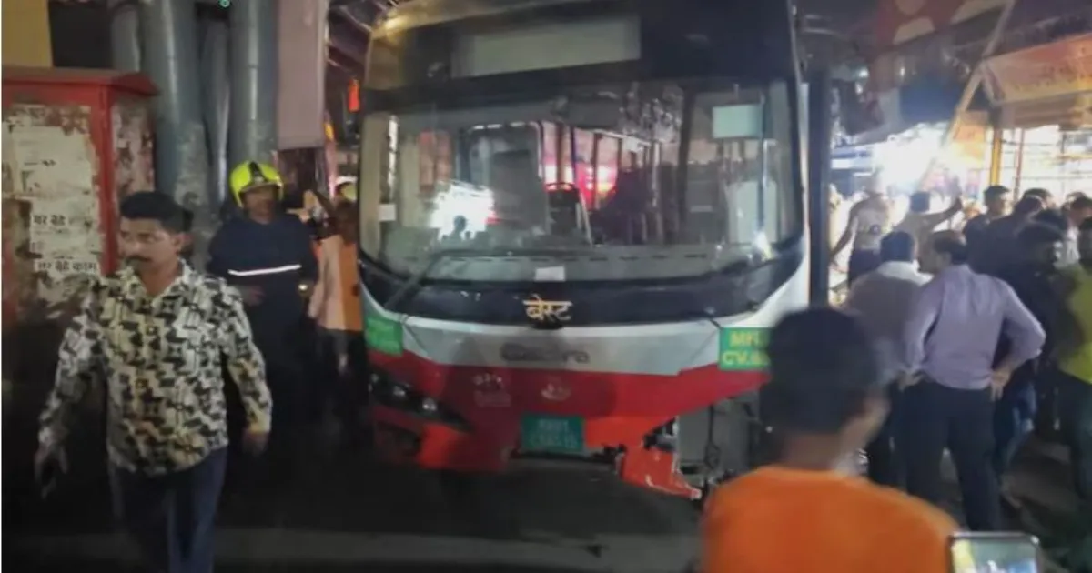 मुंबई में रिवर्स ले रही बेस्ट बस ने पैदल यात्रियों को कुचला, 4 की मौत, 9 घायल