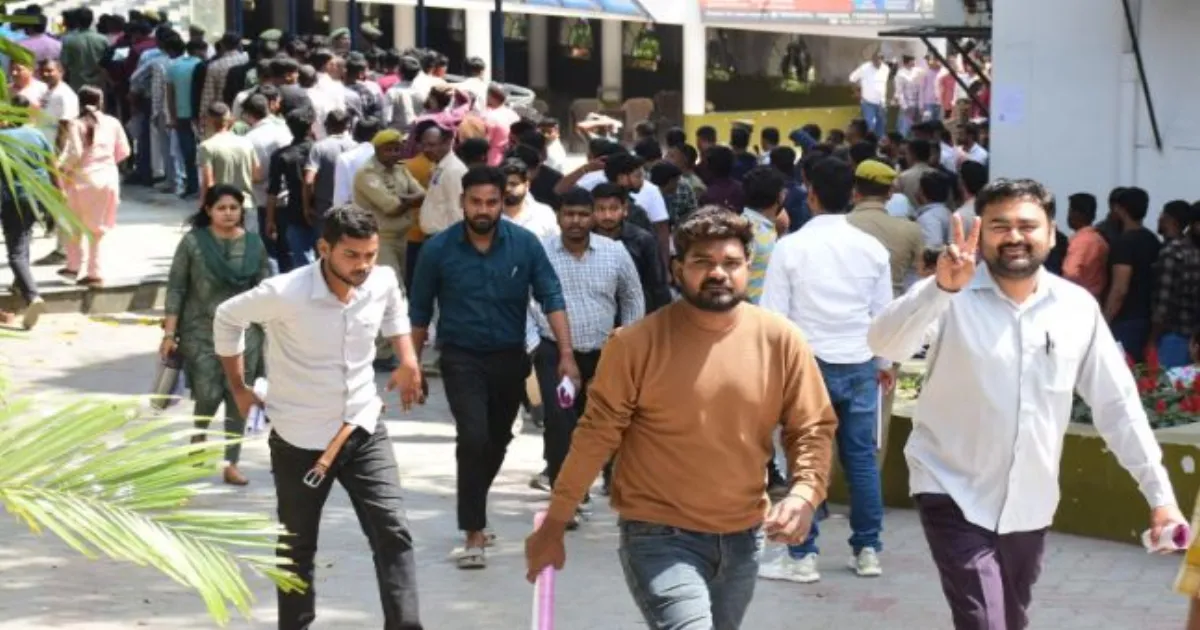 यूपी पुलिस परीक्षा में अवसरवादी के सवाल में पंडित विकल्प, उठे सवाल