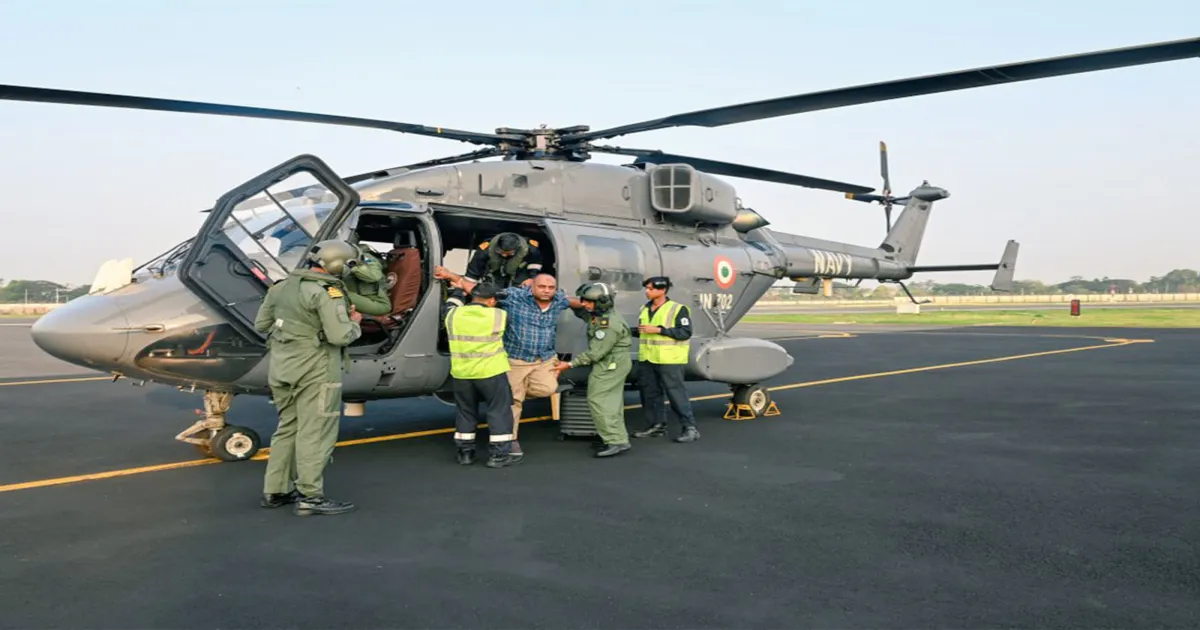 समुद्र का प्रहरी: भारतीय नौसेना ने तेल रिग कर्मचारी के लिए जोखिमभरा रेस्क्यू ऑपरेशन किया