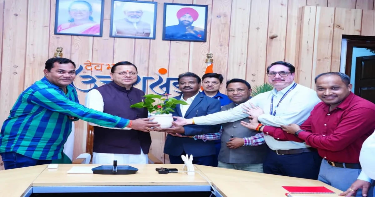 उत्तराखंड तेजी से विकास का मॉडल बन रहा है: सीएम पुष्कर सिंह धामी ने छत्तीसगढ़ के पत्रकारों से कहा