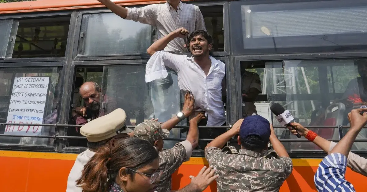 दिल्ली में जंतर-मंतर पर विपक्ष का प्रदर्शन नहीं पकड़ पाया जोर, भारी पुलिस बंदोबस्त के बीच कई प्रदर्शनकारी हिरासत में