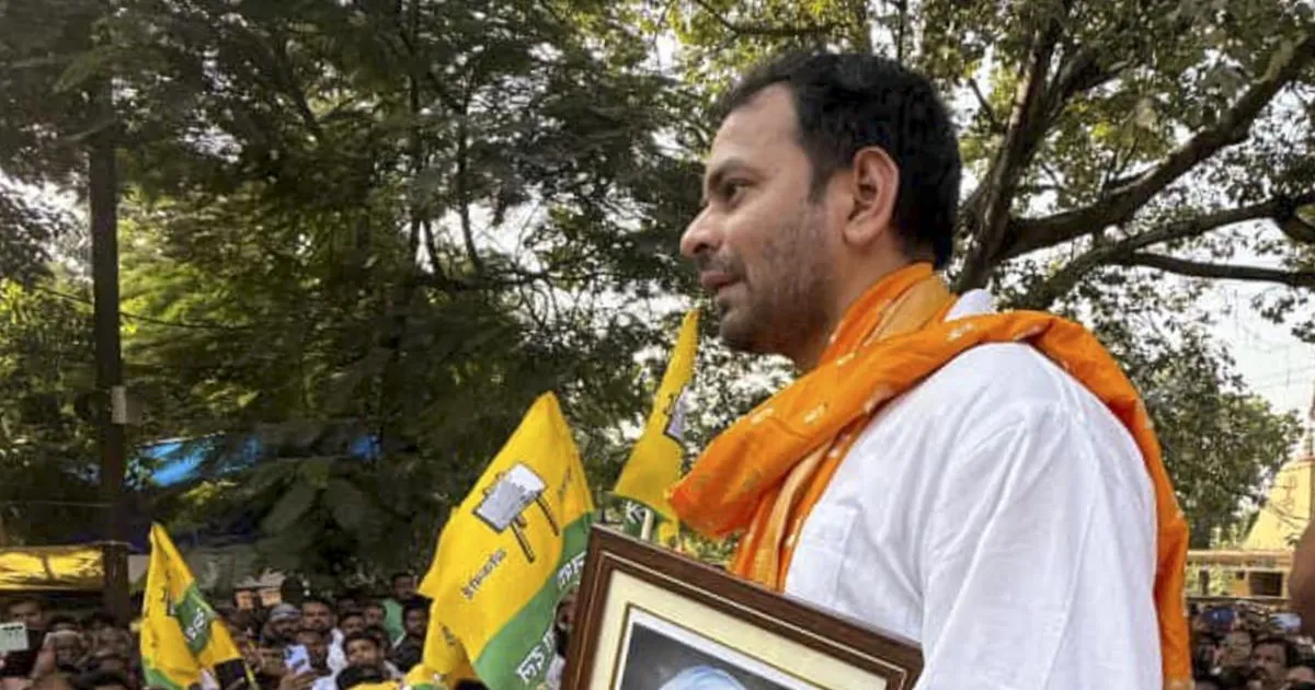 तेज प्रताप यादव ने महुआ से नामांकन दाखिल करते हुए दादी की तस्वीर साथ रखी