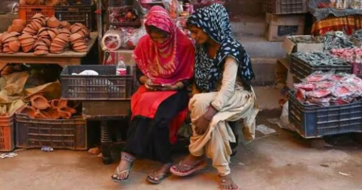 राजस्थान में जाट पंचायत का फरमान: 15 गांवों में शादीशुदा महिलाओं के स्मार्टफोन पर 26 जनवरी से रोक