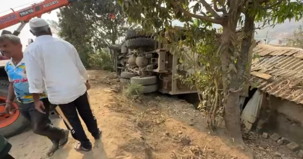 पुणे के रिंग रोड पर कंक्रीट लेकर जा रहे डंपर ने महिला के घर में घुसकर की मौत