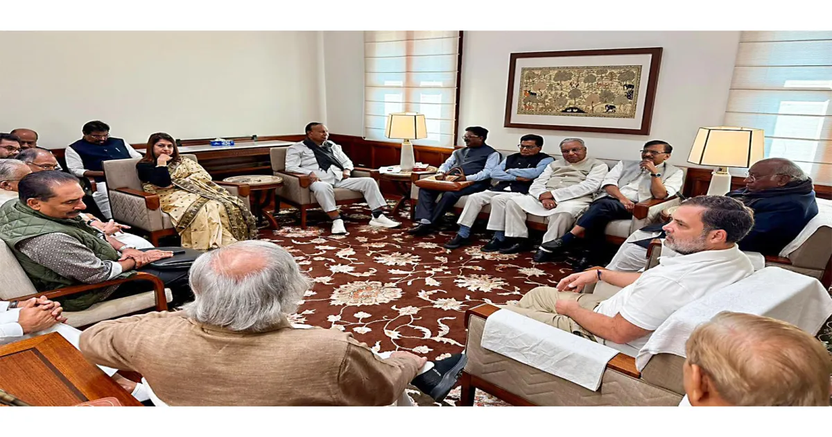 संसद रणनीति बनाने के लिए कल खड़गे के कक्ष में जुटेंगे विपक्षी दलों के फ्लोर लीडर