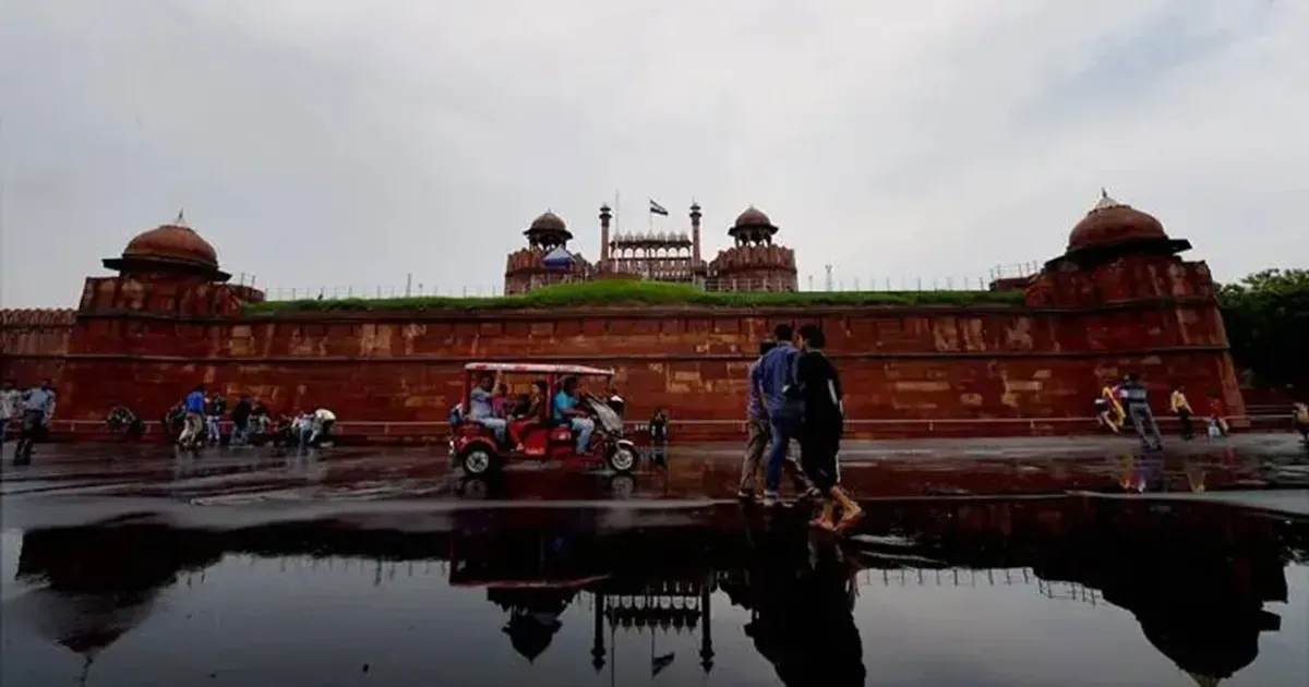 दिल्ली में 15 अगस्त को बारिश के आसार, सुबह के समय हल्की फुहारों का अनुमान; जानें आईएमडी का पूर्वानुमान