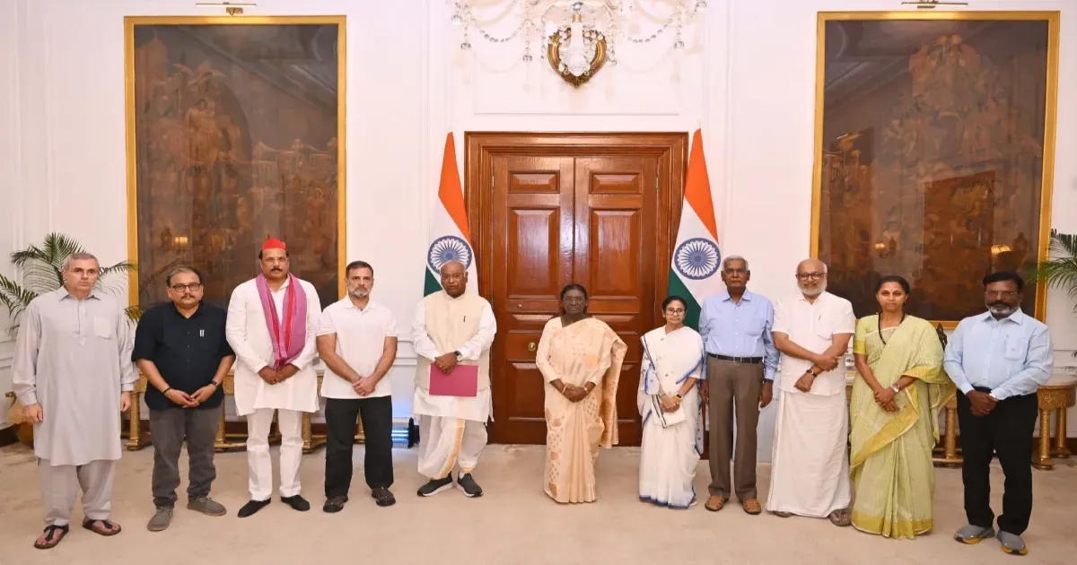 राष्ट्रपति मुर्मू से मिले INDIA गठबंधन के नेता, चार मांगों वाला ज्ञापन सौंपा; राहुल गांधी बोले- राष्ट्रपति ने मांगे वोट चोरी के सबूत