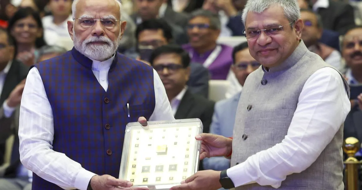 आईटी मंत्री अश्विनी वैष्णव ने सेमीकॉन 2025 में पीएम मोदी को मेड इन इंडिया चिप भेंट की