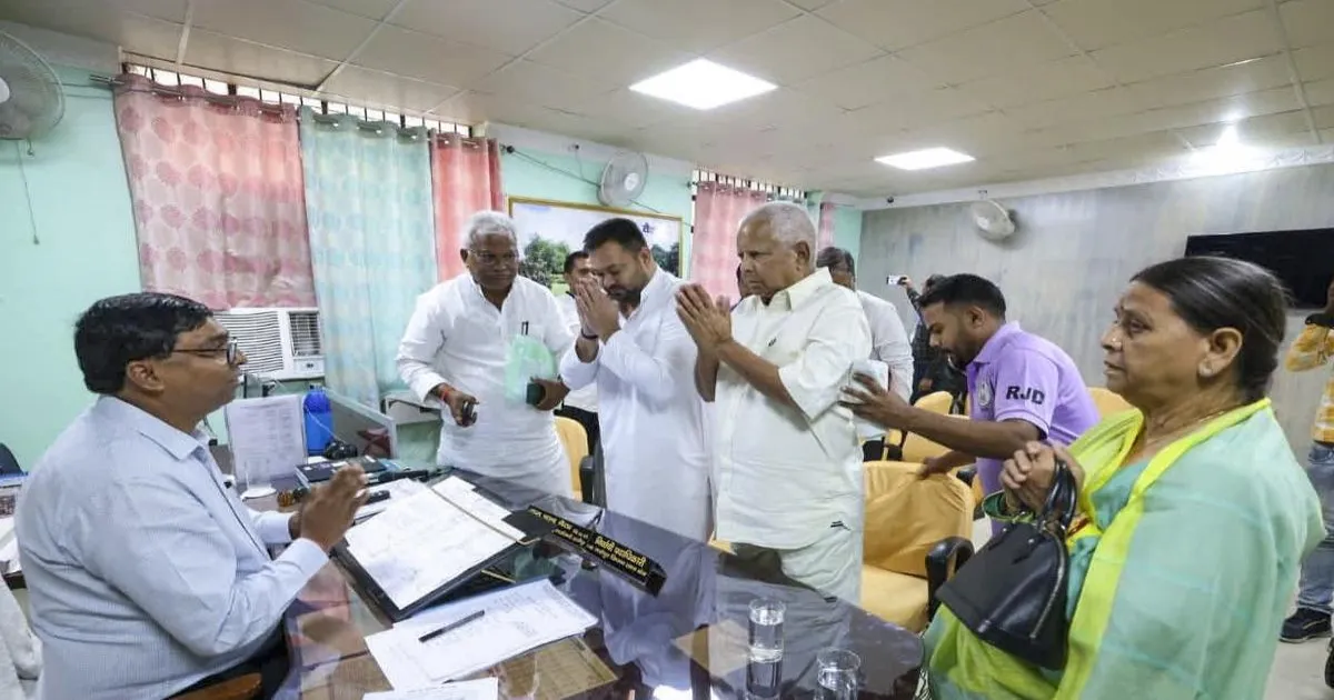 तेजस्वी यादव और विजय सिन्हा ने नामांकन भरा; प्रशांत किशोर बिहार चुनावों से बाहर