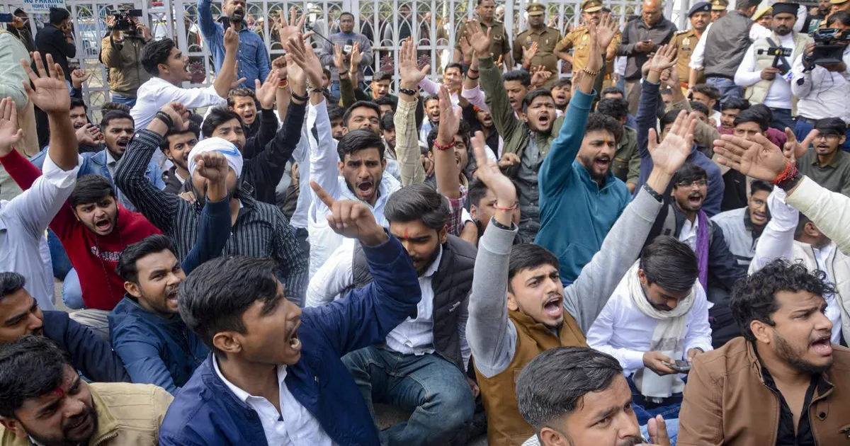 नए UGC इक्विटी नियमों के विरोध में यूपी के छात्रों ने प्रदर्शन किया, राजनीतिक प्रतिक्रिया भी तेज़