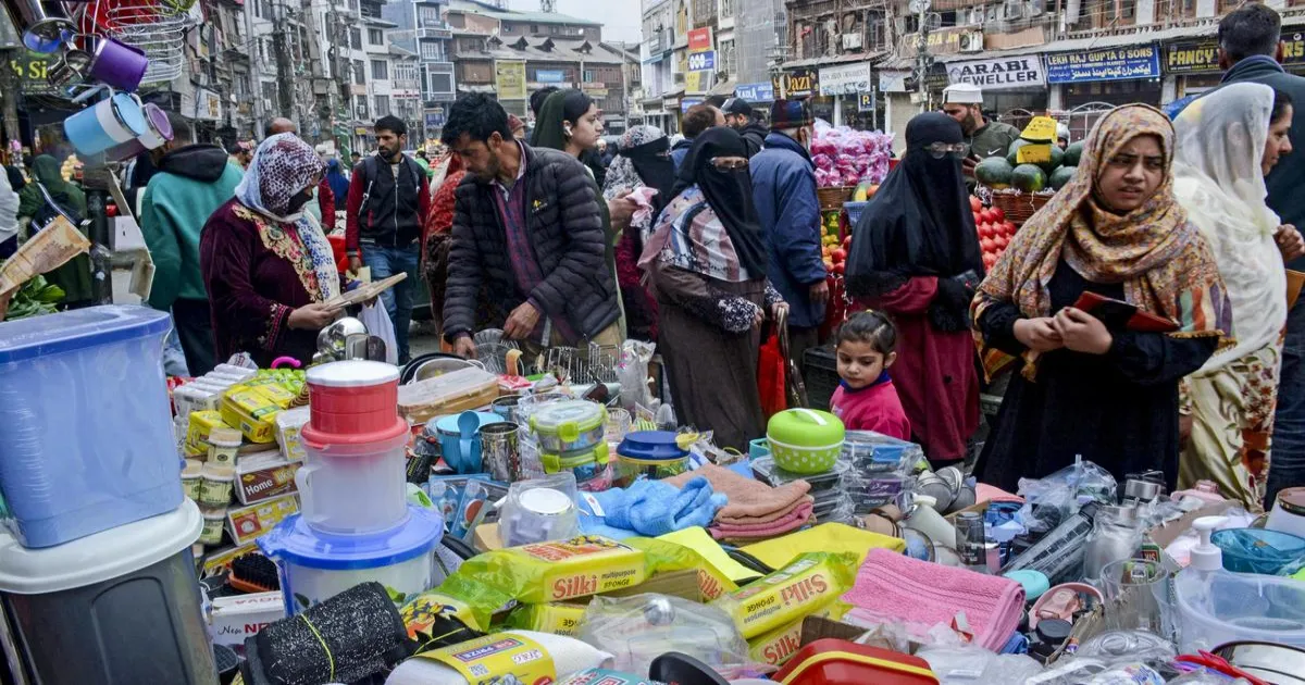 कश्मीर में छह दिनों के बाद सामान्य जीवन की वापसी, सुरक्षा प्रतिबंधों में ढील