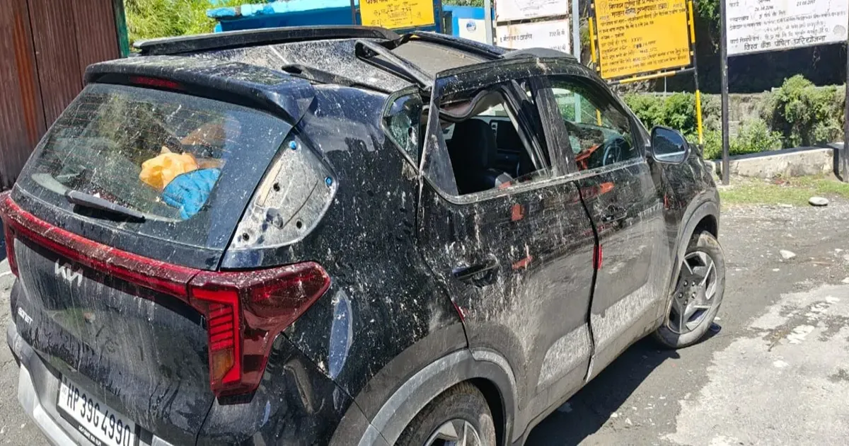 चंबा के भरमौर में चलती कार पर गिरा पत्थर, 14 वर्षीय लड़की की मौत, परिवार दर्शन कर लौट रहा था