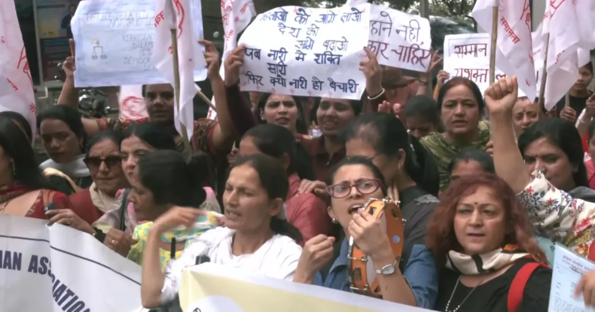 महिला आरक्षण कानून जल्द लागू करने की मांग, शिमला में महिलाओं ने लोक भवन तक निकाला मार्च
