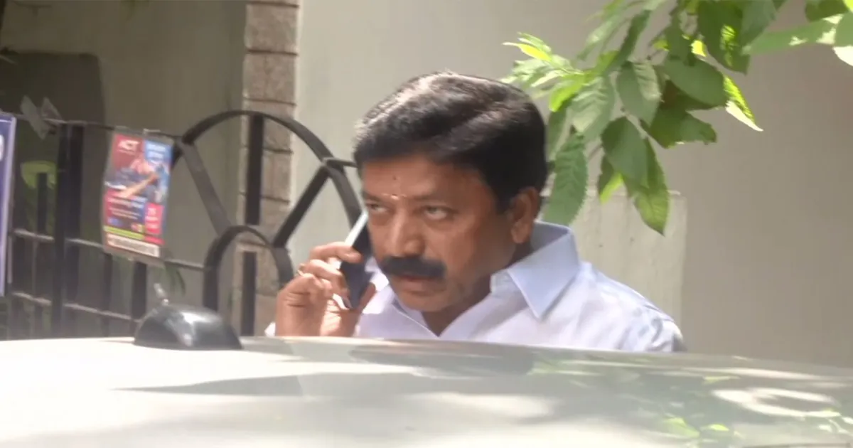 AIADMK में फूट के संकेत, 30 विधायकों ने शन्मुगम को बनाया फ्लोर लीडर, ईपीएस के इस्तीफे की मांग तेज