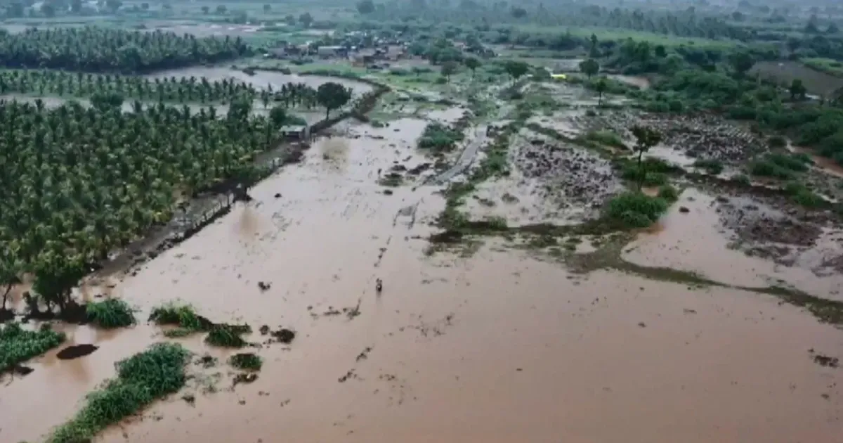 गुजरात में भारी बारिश से तबाही, सूरत सबसे ज्यादा प्रभावित; 5 की मौत, 2 हजार से अधिक लोगों को सुरक्षित निकाला गया