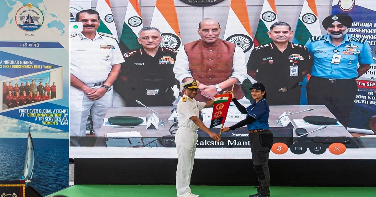 राजनाथ सिंह ने दिखाई हरी झंडी: समुद्र प्रदक्षिणा, दुनिया की पहली त्रि-सेवा महिला नौकायन अभियान की शुरुआत