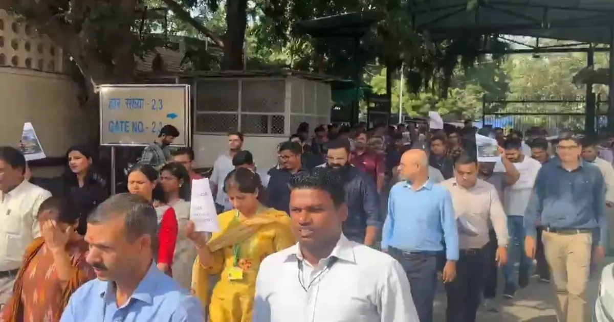 केंद्रीय कर्मचारियों का सामाजिक न्याय मंत्रालय में कार्यस्थल उत्पीड़न के आरोपों पर कार्रवाई न होने के विरोध में प्रदर्शन