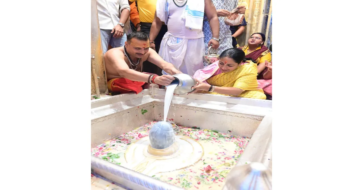 जन्मदिन पर दिल्ली की मुख्यमंत्री रेखा गुप्ता ने वाराणसी में किए काशी विश्वनाथ और काल भैरव के दर्शन
