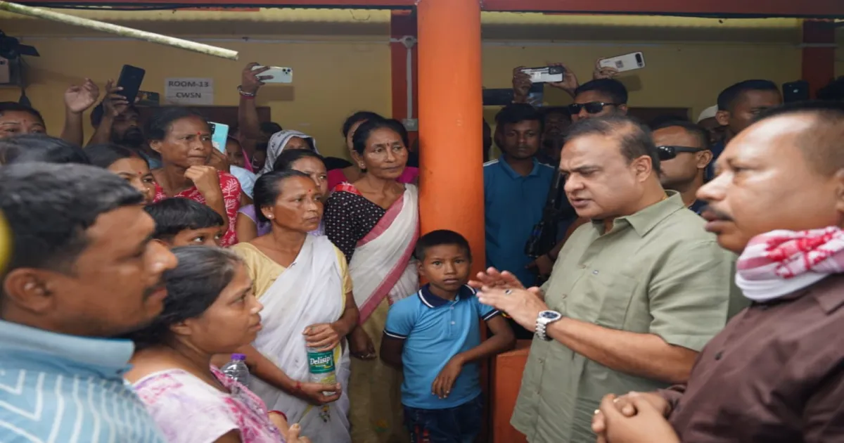 असम के मुख्यमंत्री हिमंत बिस्व सरमा ने बाढ़ प्रभावित इलाकों का दौरा किया, राहत कार्यों का लिया जायजा