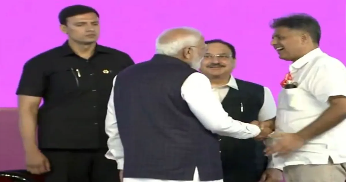 चंडीगढ़ कार्यक्रम के बाद कांग्रेस सांसद मनीष तिवारी ने प्रधानमंत्री मोदी से की संक्षिप्त मुलाकात