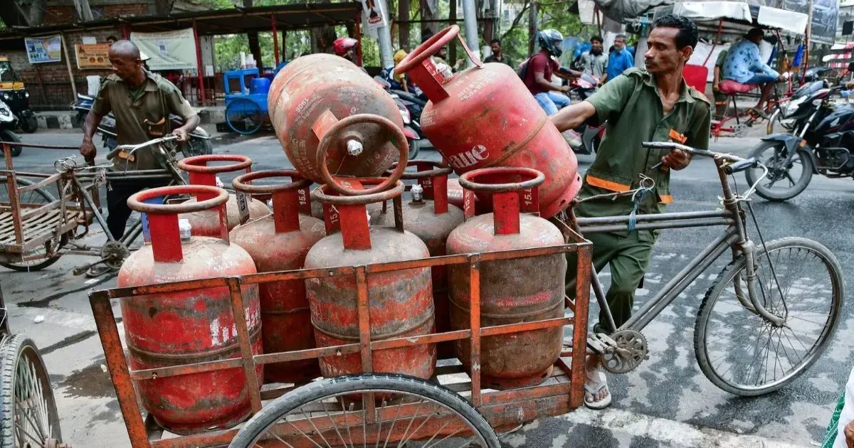 वेस्ट एशिया संकट का असर: कमर्शियल LPG महंगा, जेट ईंधन की कीमत दोगुनी