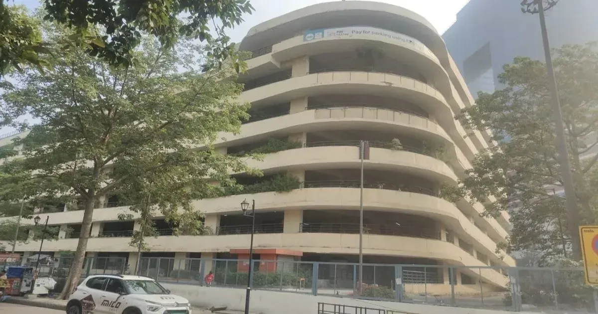 नोएडा सेक्टर 18 की मल्टी-लेवल पार्किंग से कूदकर महिला ने की आत्महत्या, पुलिस जांच में जुटी