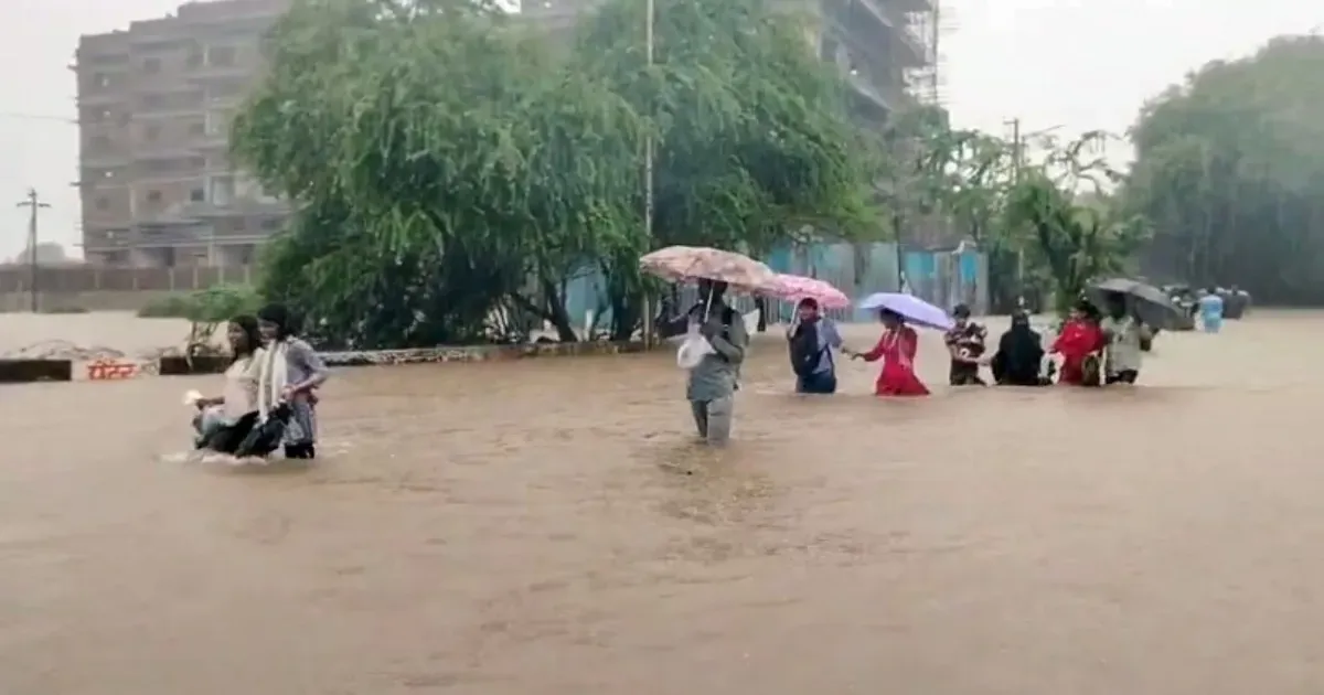 मुंबई में भारी बारिश का असर: मुंबई विश्वविद्यालय ने 6 जुलाई की परीक्षाएं स्थगित कीं, जल्द जारी होगा नया शेड्यूल