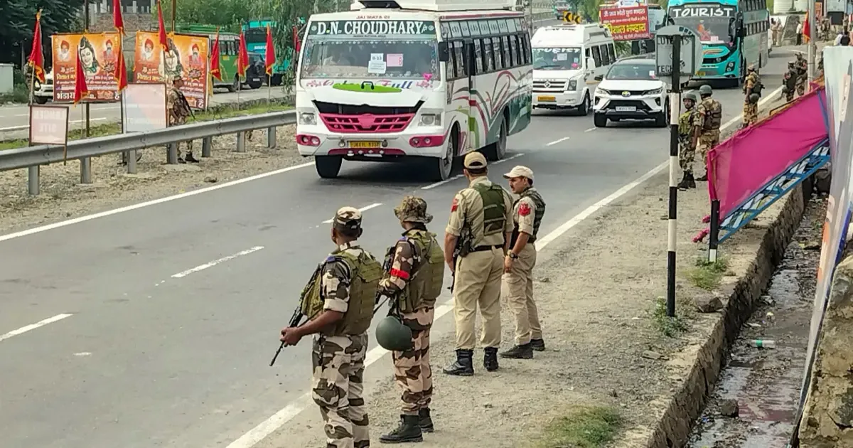 जम्मू-कश्मीर के रामबन में सुरक्षा बैरिकेड तोड़कर भागी एसयूवी, चेतावनी फायरिंग के बाद बड़े स्तर पर तलाशी अभियान शुरू