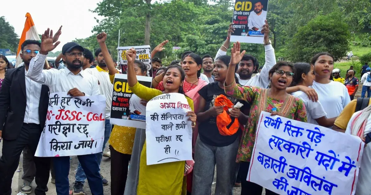 झारखंड में छात्र आंदोलन होगा तेज, आज हेमंत सोरेन और राहुल गांधी के पुतले फूंकेंगे प्रदर्शनकारी