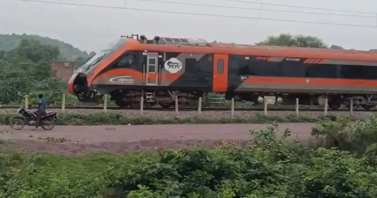 महोबा में टला बड़ा रेल हादसा, ट्रैक पर आए सांड से टकराई वंदे भारत एक्सप्रेस