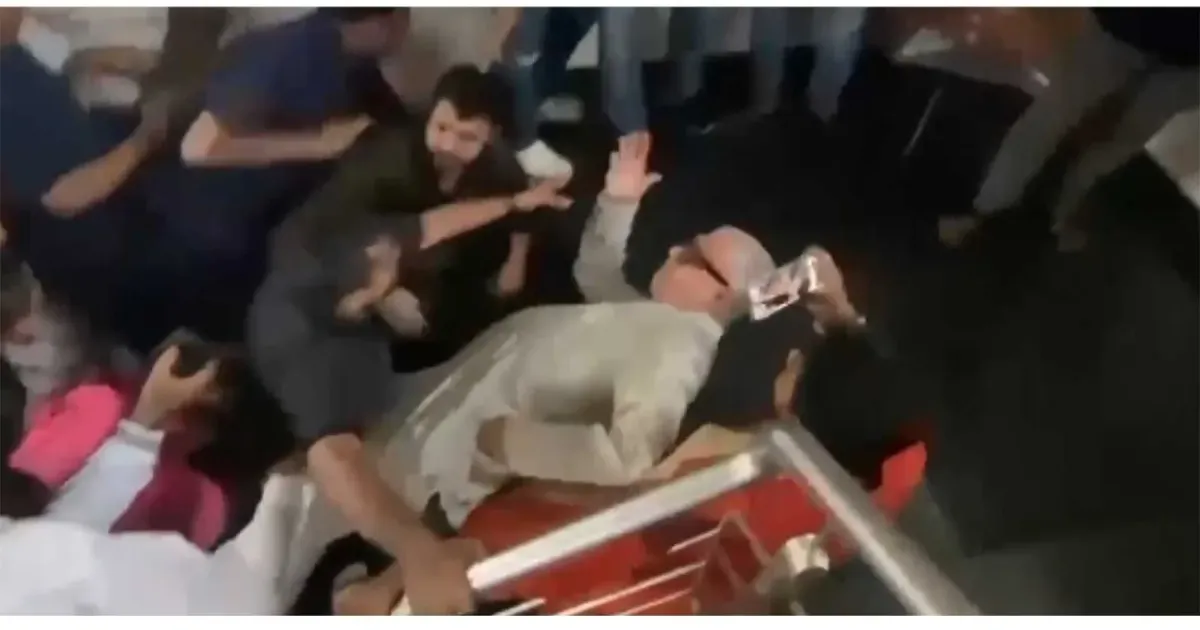 टीएमसी कार्यालय में हंगामा, सीढ़ियों पर गिरे डेरेक ओ’ब्रायन; नगर निगम ने हटाया अवैध होर्डिंग