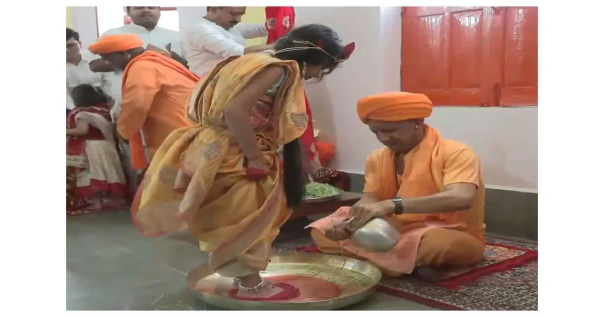 गोरखपुर: सीएम योगी आदित्यनाथ ने किया कन्या पूजन, विजयादशमी पर सुरक्षित उत्सव मनाने की अपील